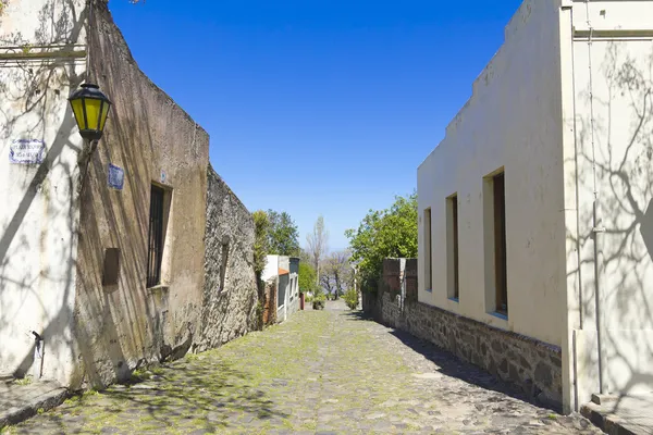 Старая колониальная улица, Уругвай — стоковое фото