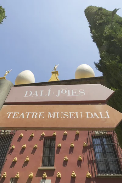 Sinais Museu Dali em Figueres . — Fotografia de Stock