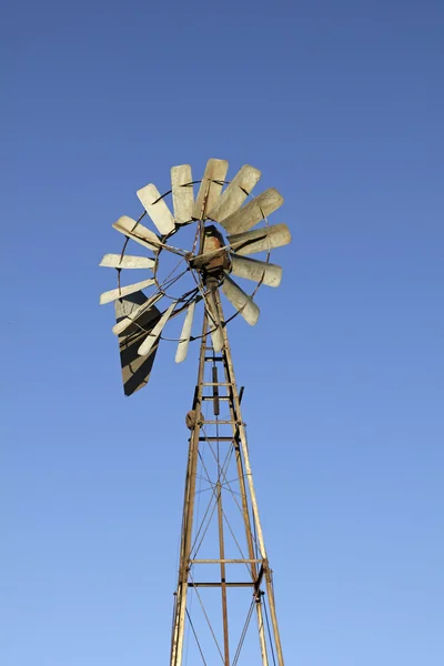 Molino de viento rural —  Fotos de Stock