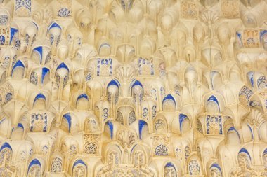 taş işçiliği ile gölgelik. iki kız kardeş Hall.