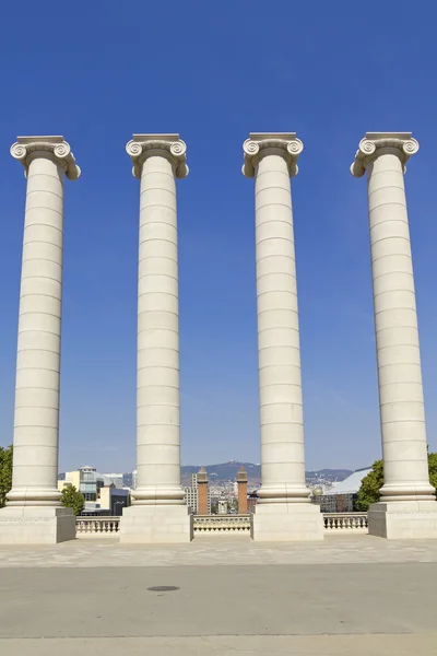 Fyra vita kolumner, barcelona — Stockfoto