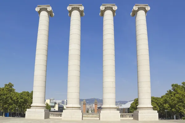 Vier witte kolommen, barcelona — Stockfoto