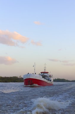 Nakliye gemisi river plaka üzerinde yelken