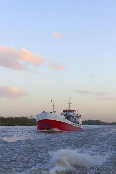 Nave da trasporto che naviga sulla placca del fiume — Foto Stock