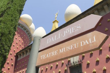 Dali Müzesi Figueres işaretleri.