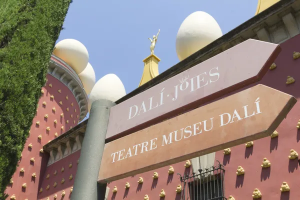 Signs Dali museum in Figueres. — Stock Photo, Image