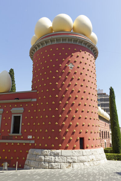 Башня Галатеи с огромными яйцами
