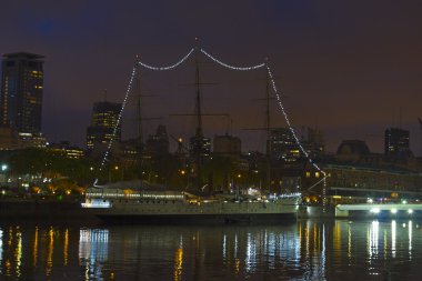 Geceleri buenos Aires'te gemi