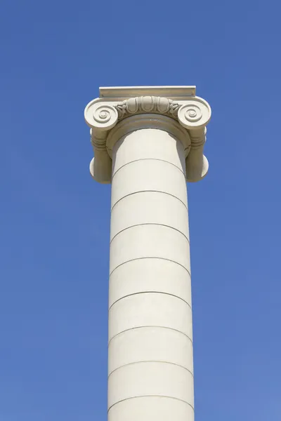 Coluna clássica e capital — Fotografia de Stock