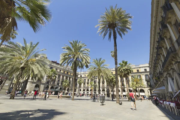 Turismo en Plaza Real en Barcelona, España —  Fotos de Stock