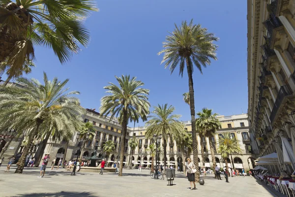 Turist på plaza real i barcelona, Spanien — Stockfoto