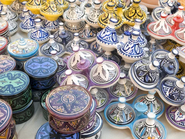 Prodej keramiky, typické pro Maroko. — Stock fotografie