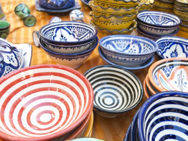 Försäljning av keramik, typiska för Marocko. — Stockfoto