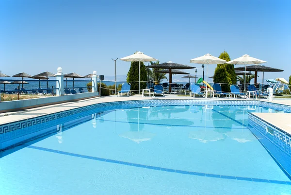 Zwembad van luxehotel, Griekenland — Stockfoto