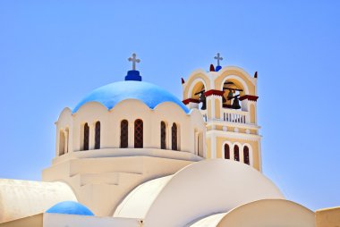 Yunan Adası santorini oia gelen ünlü Mavi kubbeli kilise bir çiftin bir görünüm