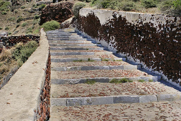 Longos passos de pedra ao ar livre na ilha de Santorini, Grécia — Fotografia de Stock