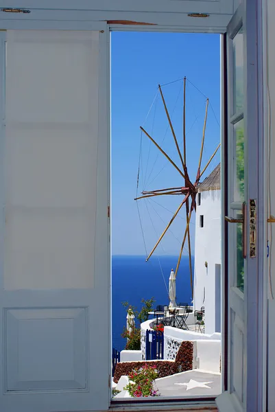 Balkónové dveře s výhledem na ostrově santorini, Řecko — Stock fotografie