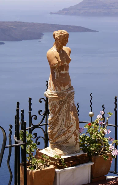 Aphrodite on balcony at Santorini island, Greece — Stock Photo, Image