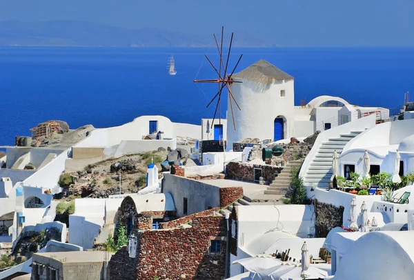 Aldeia tradicional de Thira na ilha de Santorini na Grécia — Fotografia de Stock