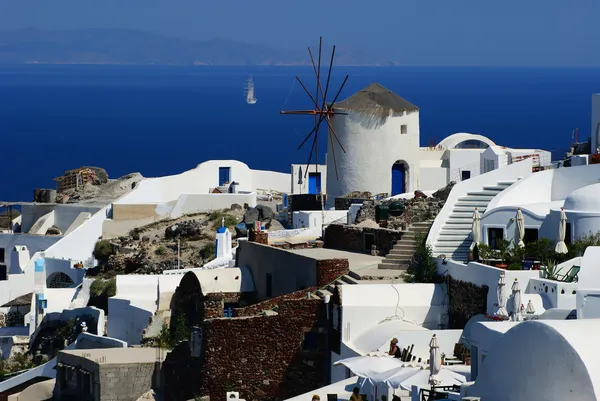 Arquitectura griega tradicional del pueblo de Oia en Santorini islan — Foto de Stock