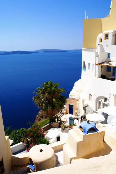 Traditional Greek architecture of Oia village on Santorini islan — Stock Photo, Image