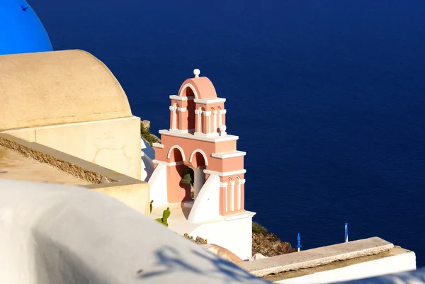 Architettura tradizionale greca del villaggio di Oia sull'isola di Santorini — Foto Stock