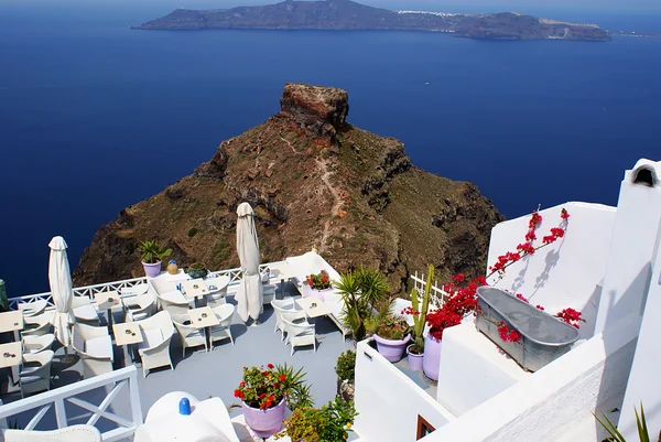 Mooie cafetaria op het strand, op santorini eiland, Griekenland — Stockfoto