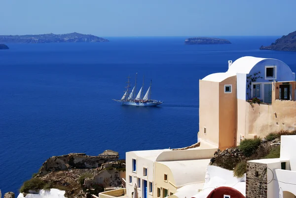 Architettura tradizionale greca del villaggio di Oia sull'isola di Santorini — Foto Stock