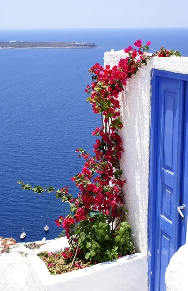 Porta tradizionale greca sull'isola di Santorini, Grecia — Foto Stock