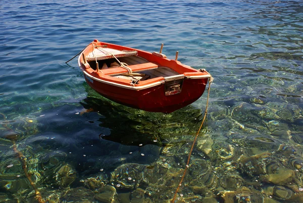 Традиционная небольшая лодка у побережья — стоковое фото