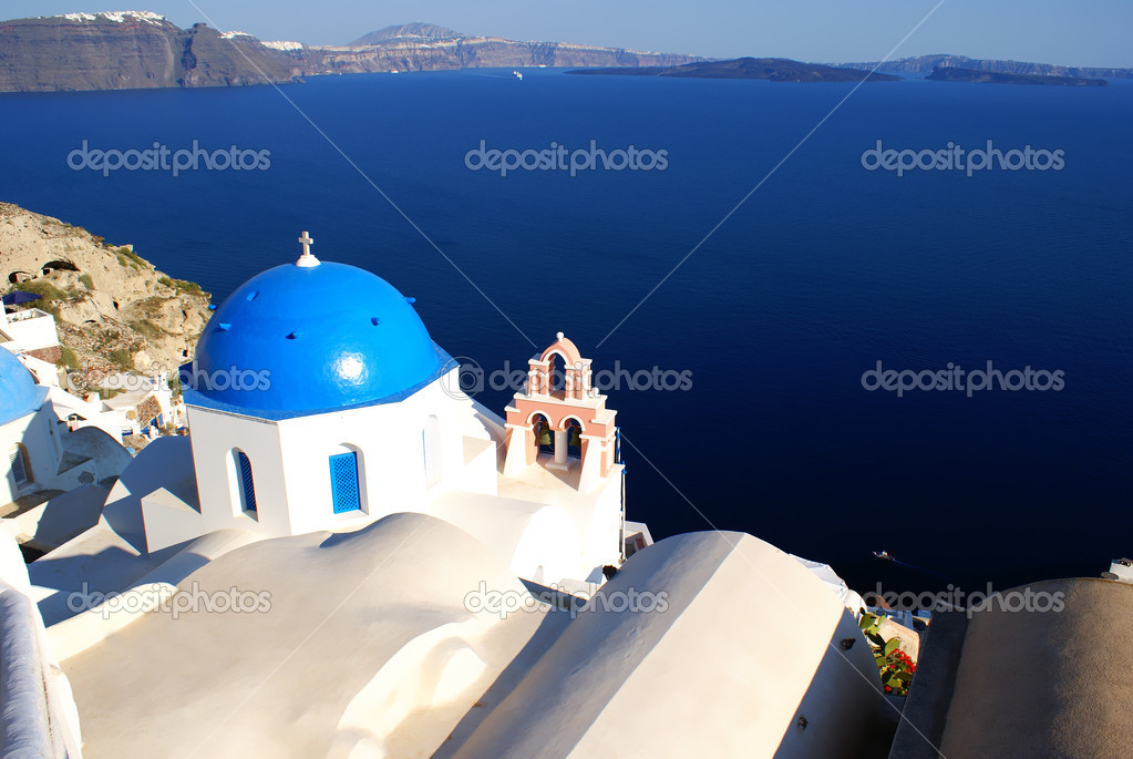 бугенвиллия на санторини. кефалония греция улочки. греческие цвета. бугенвиллия крит. бугенвиллия в греции.