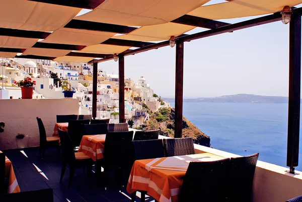 Schöne Cafeteria am Strand, auf der Insel Santorini, Griechenland — Stockfoto
