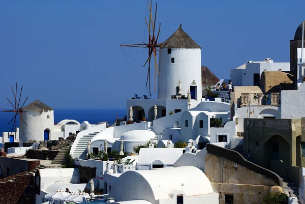 Traditionelle griechische Architektur des oia-Dorfes auf Santorini-Insel — Stockfoto