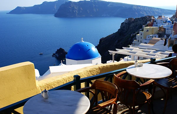 Hermosa cafetería en la playa, en la isla de Santorini, Grecia —  Fotos de Stock