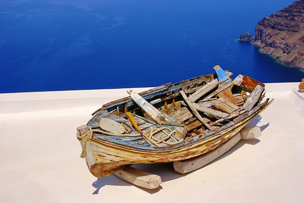 Vecchia barca sul tetto dell'isola di Santorini, Grecia — Foto Stock