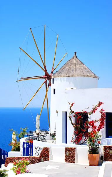 Molino de viento en el pueblo de Oia en la isla de Santorini, Grecia — Foto de Stock