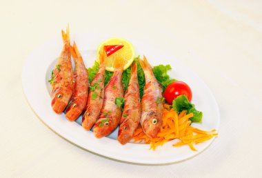 limon dilimleri ve maydanoz ile balık pişmiş ızgara