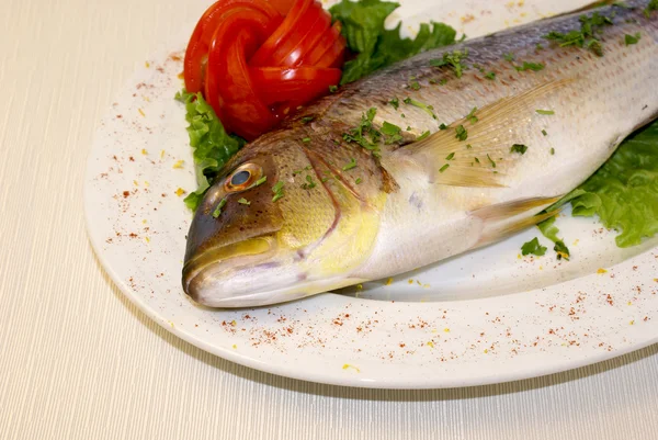 Verse vissen met citroen, peterselie en kruiden van de Egeïsche zee — Stockfoto