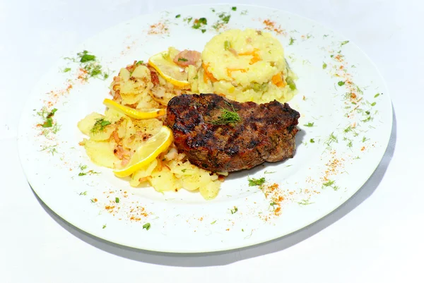 Stek z grilla mięso na białym talerzu — Zdjęcie stockowe