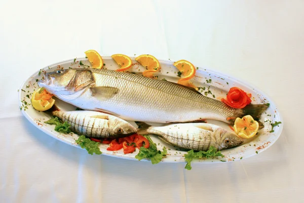 Φρέσκα ψάρια με μαρούλι και λεμόνι — Φωτογραφία Αρχείου