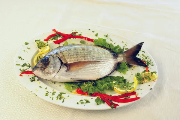 Peixes frescos com limão, salsa e especiarias do mar Egeu — Fotografia de Stock