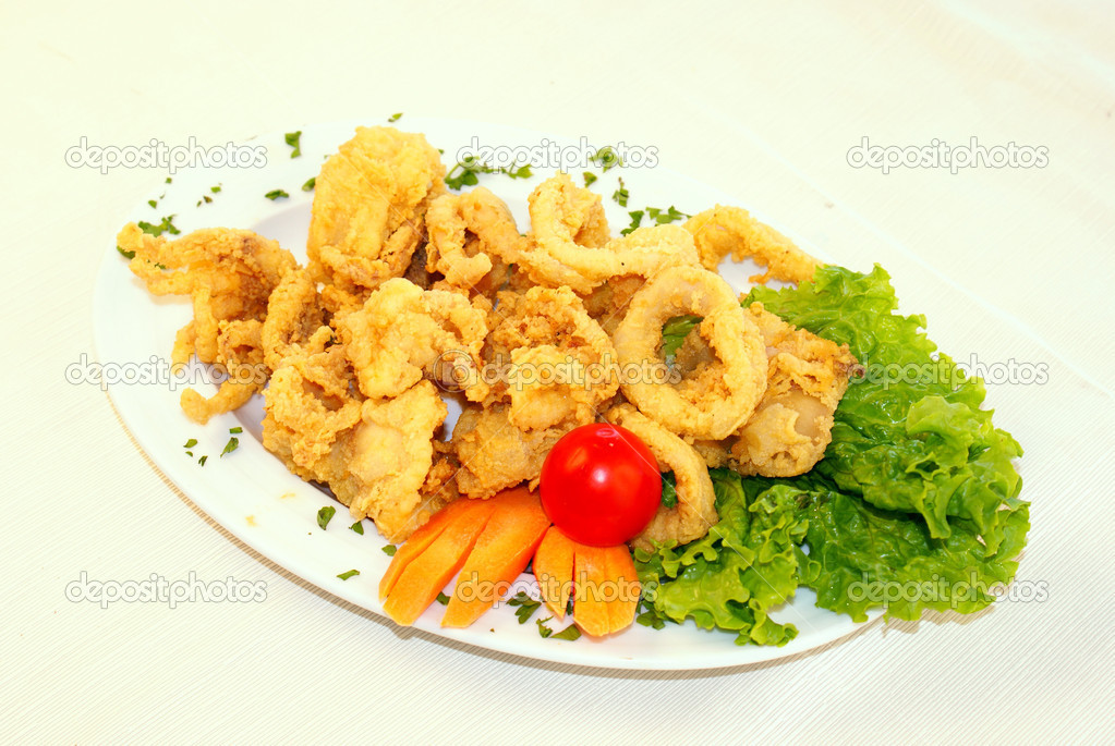 Deep fried calamari with lettuce and lemon