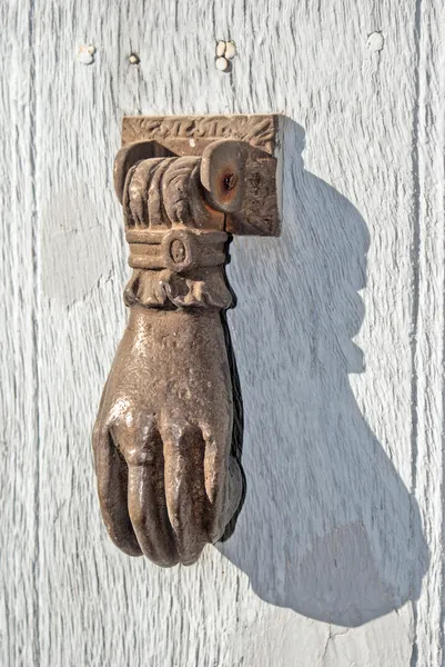 En gammal dörr av metall handtag gnällspik — Stockfoto