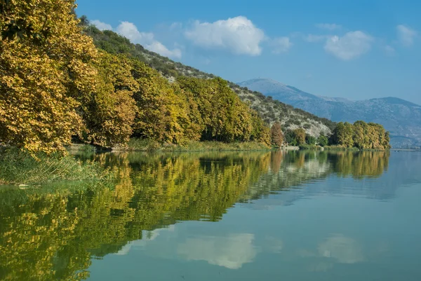 The beautiful lake of Kastoria city in north-west Greece — Stock Photo, Image