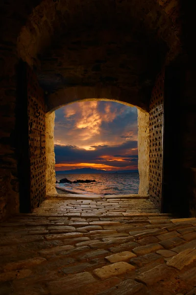 Sunset through the old castle — Stock Photo, Image