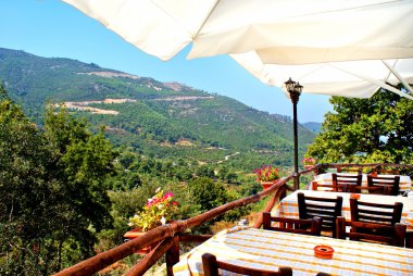 Açık tablolar ve banklar, greec ile eski ahşap dağ kabin