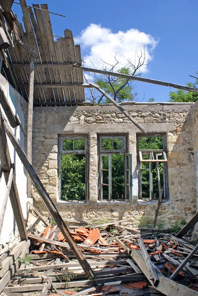 Остатки дома после землетрясения — стоковое фото