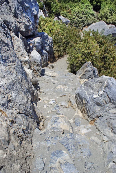 Caminho de pedras para Preveli praia na ilha de Creta, Grécia — Fotografia de Stock