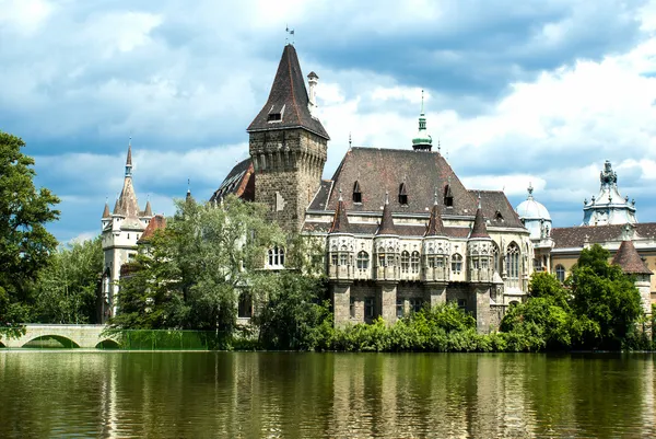 El castillo de Vajdahunyad, Budapest principal parque de la ciudad —  Fotos de Stock