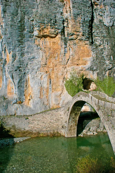 Puente de piedra en Zagoria cerca del pueblo Kypous, Epiro, Grecia —  Fotos de Stock